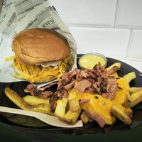 La vegana de alicante y patatas keso y vacon at Míleljos Vegan in Alicante