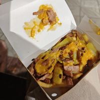 Fries with vacon and cheese at Míleljos Vegan in Alicante