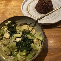 green curry with red rice & extra spinach&tempeh  at Mana Retreat in 