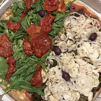 Vegana Indivia (direita) e Vegana Razzo (esquerda)  at Tutti Pizza in Sao Paulo