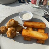 Fish and chips de alcachofa at Pan & Mermelada in Marbella