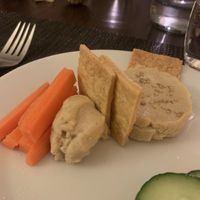 Vorspeise mit glutenfreien Crackers, selbstgemachten Frischkäse und rohen Gemüse.  at Nomad CHEF in Munich