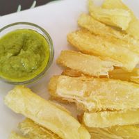 Yuca frita con guasacaca at Restaurante Gaiborts in Terrassa