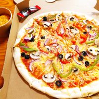 Delicious vegan pizza and hummus at Hummus Junction in Setubal