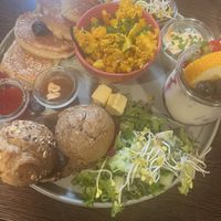 the BIG brunch plate 😋😋😋  at das retro. in Kiel