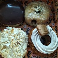 Boston Creme, Choco Bomboloni (oder so), Bienenstich, Lotus at Brammibal's Donuts - Schanzenviertel in Hamburg