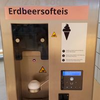 erdbeersofteismaschine (beim bistro am ausgang) at IKEA in Dusseldorf