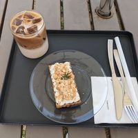 Vegan ice latte and injeolmi tart at orrrn in Jeju