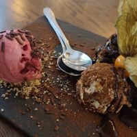 Veganes Tiramisu mit Himbeersorbet at The Keep Garden Kitchen in Salzburg