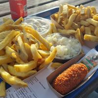 2 grote patat (1 vegan mayo 1 speciaal met vegan mayo + vegan kroket) at Vlaams Friethuis de Meeuw in Katwijk Aan Zee