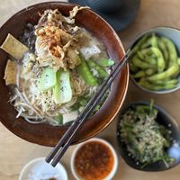 Gemüseramen mit Tofu und Tempura in Misobrühe, Edamame, Spinat-Tahinisalat und Tee 💚  at Coco Chan in Aachen