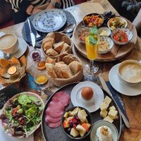 Vorne: Frühstück „sicherer Hafen“, hinten: Veganes Frühstück „Immersatt vegan“ 🌱   at Nesifa Café & Bar in Essen