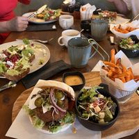 Oesterzwam burger met zoete aardappel frietjes .  at Breakaway in Sint Geertruid