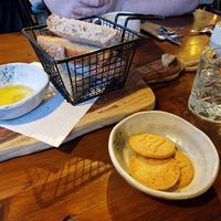 Koffie met koek en brood met olijfoliedip at Breakaway in Sint Geertruid