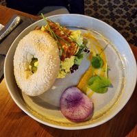 Bagel met humus en diverse at Breakaway in Sint Geertruid