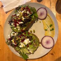 Toast met avocado en vegan feta at Breakaway in Sint Geertruid