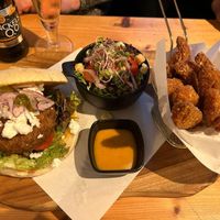 Spicy oesterzwamburger met zoete aardappelfrietjes at Breakaway in Sint Geertruid