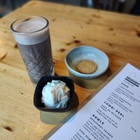 Ook een heerlijk glaasje warme chocolademelk met huisgemaakte slagroom op. 🌱 at Breakaway in Sint Geertruid