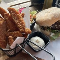 Oesterzwamburger met zoete aardappel wedges  at Breakaway in Sint Geertruid