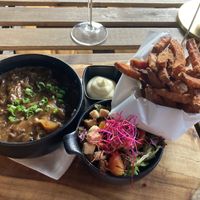 Zoer’vleisj’ met zoete aardappel frietjes  at Breakaway in Sint Geertruid