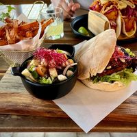 Trüffelburger + Süßkartoffelpommes mit Trüffelmayonaise uns Salat  at Breakaway in Sint Geertruid