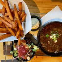 Limburgs zuur "vleisj" met zoete aardappelfrieten at Breakaway in Sint Geertruid