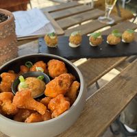 Bloemkoolwings en groene-curry-bitterballen    at Breakaway in Sint Geertruid