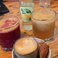 Fruit juices, ice tea and flat white at Breakaway in Sint Geertruid