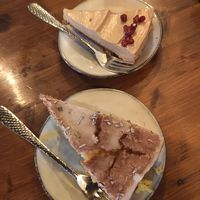 Lavendel citroencake en speculoos cheesecake. De citroencake staat er niet goed op, is van binnen heel geel. at Breakaway in Sint Geertruid