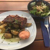 Spare-Ribs mit Sommergemüse & Salat at Cafe Erde in Graz