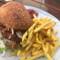 Cheeseburger mit Pommes at Cafe Erde in Graz