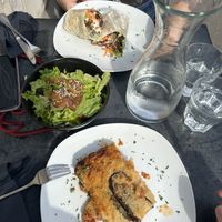 Tagesmenü Kokos-Spinat Suppe und Moussaka sowie ein Gyros wrap    at Cafe Erde in Graz