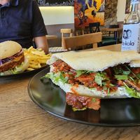 Cheeseburger en bahn mi at Cafe Erde in Graz