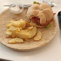 Hamburguesa de garbanzos y remolacha at La Oveja Negra in Madrid