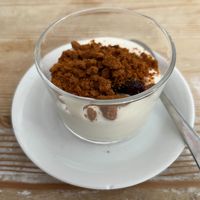 Yogurt con galletas at La Oveja Negra in Madrid