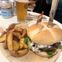Hamburguesas muy ricas. Optimo servicio. Recomiendo a todos!  at La Oveja Negra in Madrid
