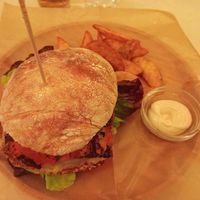 Hamburguesa "Oveja Negra" at La Oveja Negra in Madrid