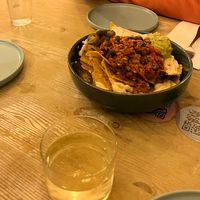 Nachos y Sauvignon blanc  at La Oveja Negra in Madrid
