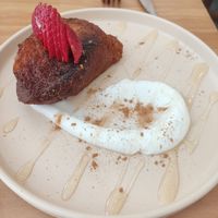 Torrija con yogur y fresa, una locura 🤤 at La Oveja Negra in Madrid