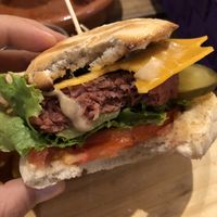 Hamburguesa queen, excelente!  at La Oveja Negra in Madrid