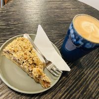 Capuchino y torta de manzana  at Lagom in Bremen