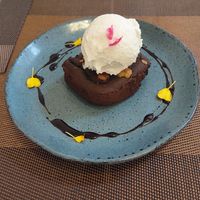 Brownie com sorvete de canjiquinha at Néctar Comida Afetiva in Itacare