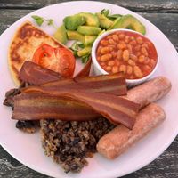 Full Scottish breakfast mit extra haggis at Waterside Café in Lochcarron
