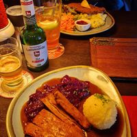 Ente mit Knödel und Rotkraut, hinten das Schnitzel at Bodhi in Nuremberg