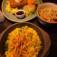 Käsespätzle + Schnitzel with potato salad at Bodhi in Nuremberg