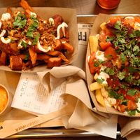 Vegane Currywurst Spezial & Chili Cheese mit Zwiebeln und Tomaten, Baconese at Frittenwerk - Marktstraße in Koblenz