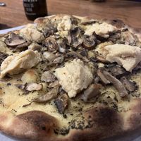 Pizza de trufas y hongos  at Olivia in Barranquilla