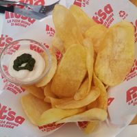 Porzione di patatine maxi servite con maionese vegana al basilico at Pit'sa in Bergamo