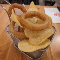 Fried onion rings and chips as a starter at Pit'sa in Bergamo