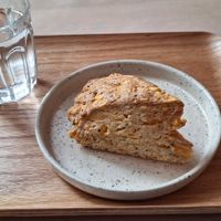 Scone au cheddar vegano at AME Café in Lyon